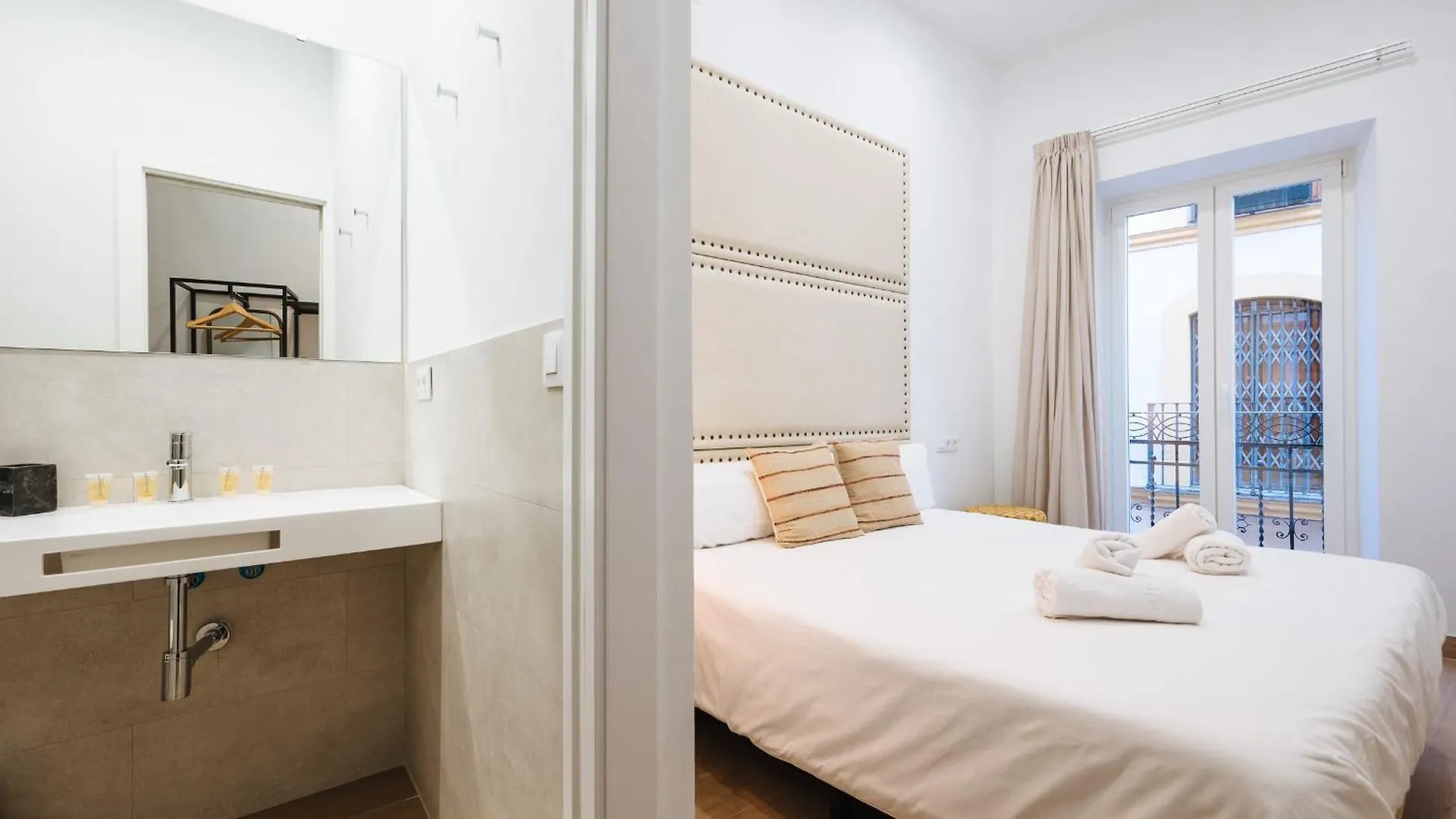 Ninesuites Cathedral Seville 0*,  Spain